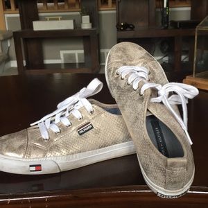 Tommy sneakers size 7
